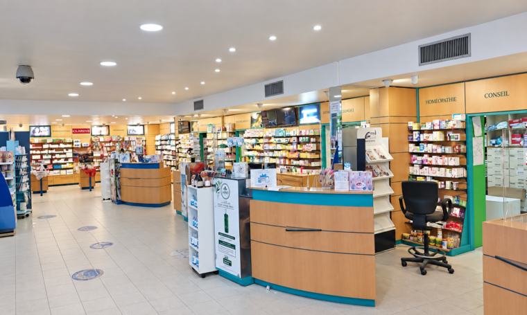 Intérieur d'une officine, comptoir et rayons